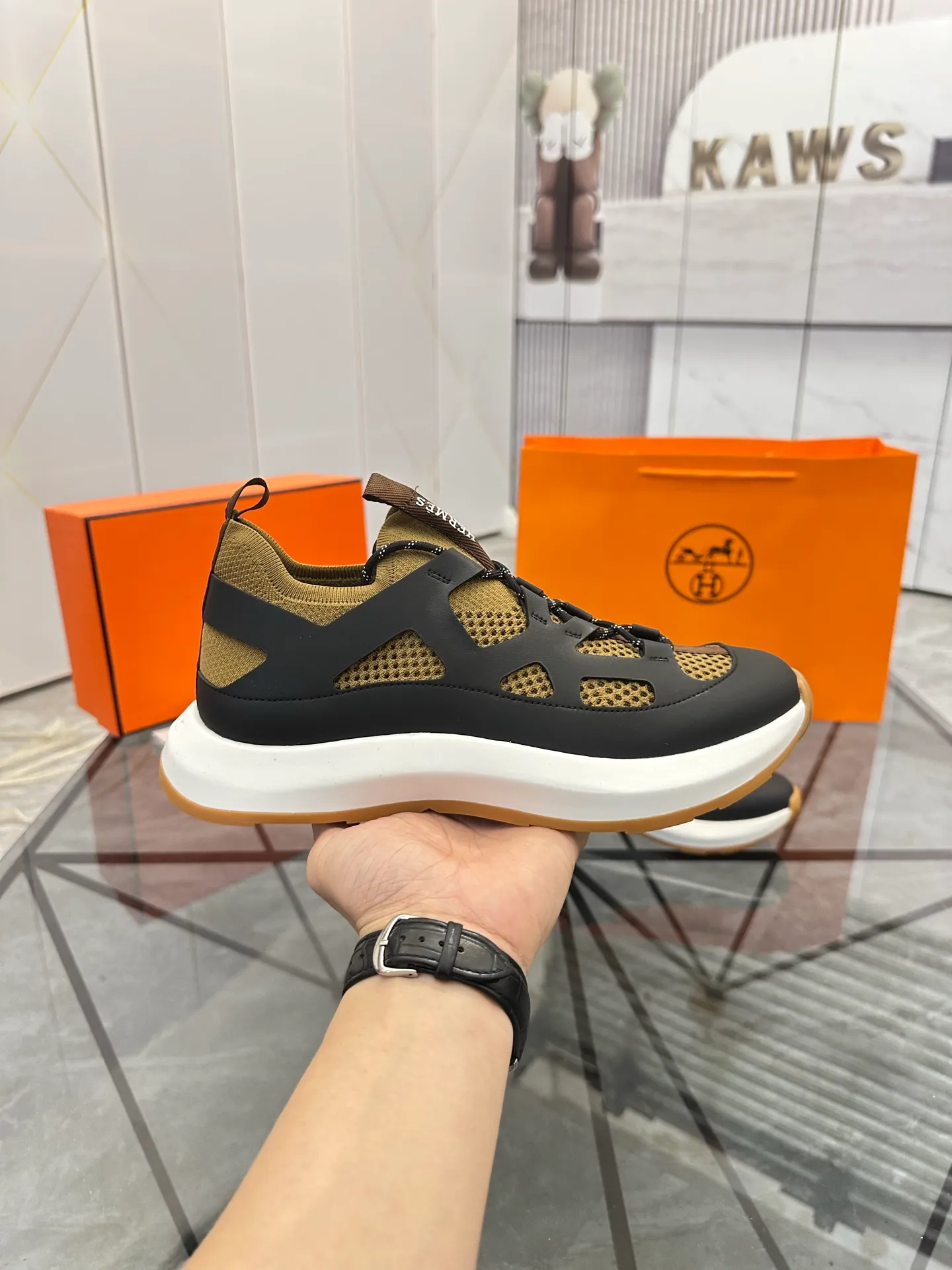 Men's shoes for sale 💰: 💰P660¥ High-end top quality Product trademark: Hermes *"Hermès*" low-top casual shoes Regular size: 38-45 (can be customized to 46) Product materials: upper imported first-layer cowhide stitched with original fabric, original rubber sheet, breathable lining, cowhide foot pads, original outsole. No.: 001
